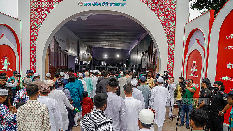 Muslims enter the National Eidgah in Dhaka on Monday morning, Jun 17, 2024, to participate in the main Eid congregation. Photo: Mahmud Zaman Ovi