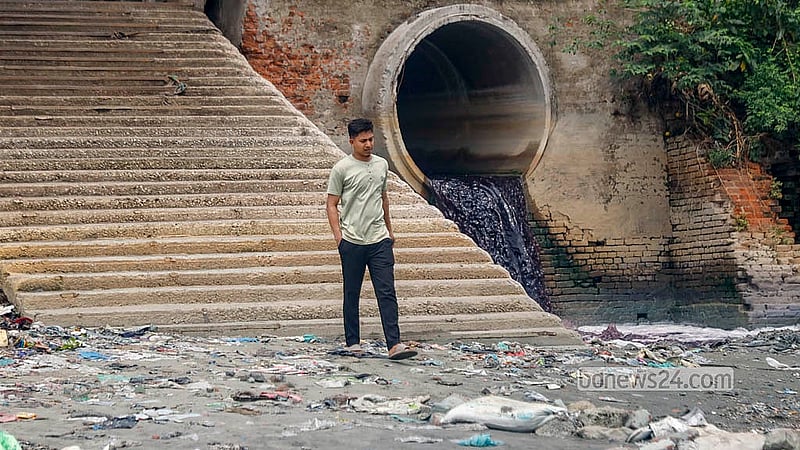 In Dholeshwar Gudaraghat of Dhaka's Shyampur, factory waste is discharged directly into the Buriganga River, causing pollution and spreading a foul smell.  Photo: Abdullah Al Momin