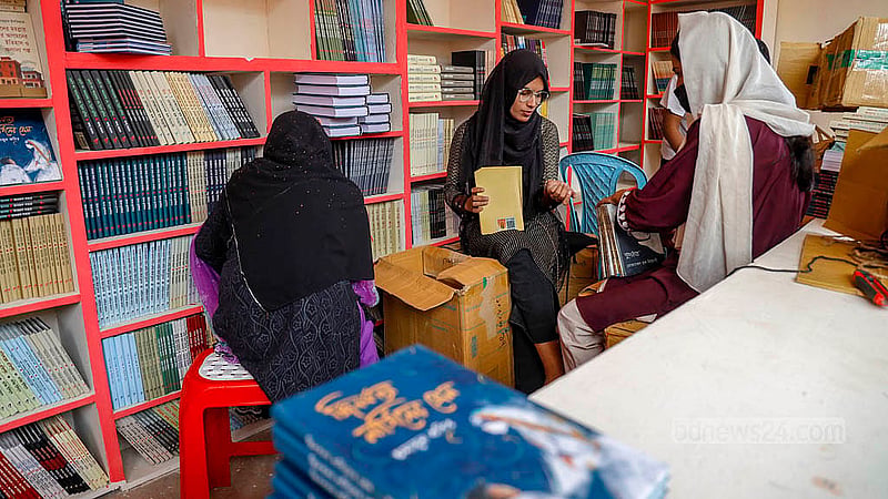 With most stall structures nearly finished, workers now arrange books on shelves ahead of the fair’s opening on Wednesday, Feb 25, 2026 at Suhrawardy Udyan. Photo: Mahmud Zaman Ovi