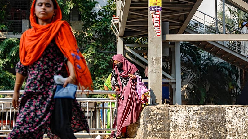Saat Masjid Road in Dhaka’s Dhanmondi is always full of vehicles, but jaywalkers often avoid the footbridge while crossing the street to save time despite knowing that they may lose their lives or limbs in accidents. Photo: Mahmud Zaman Ovi