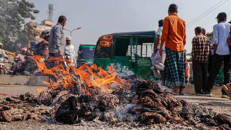 Drivers of battery-run rickshaws set fire to the streets on their way down from Khilgaon flyover on Thursday, Nov 21, 2024.