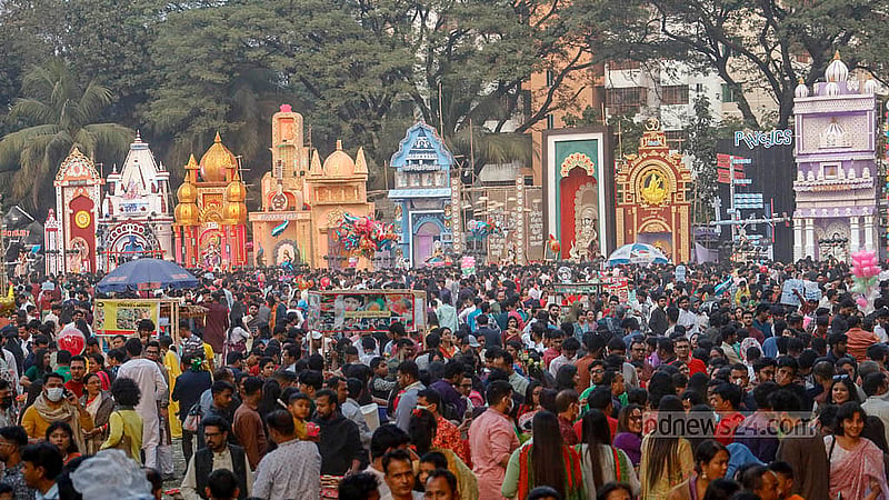 Saraswati Puja draws growing crowds at Jagannath Hall, Dhaka University on Friday, Jan 23, 2026. Photo: Mahmud Zaman Ovi