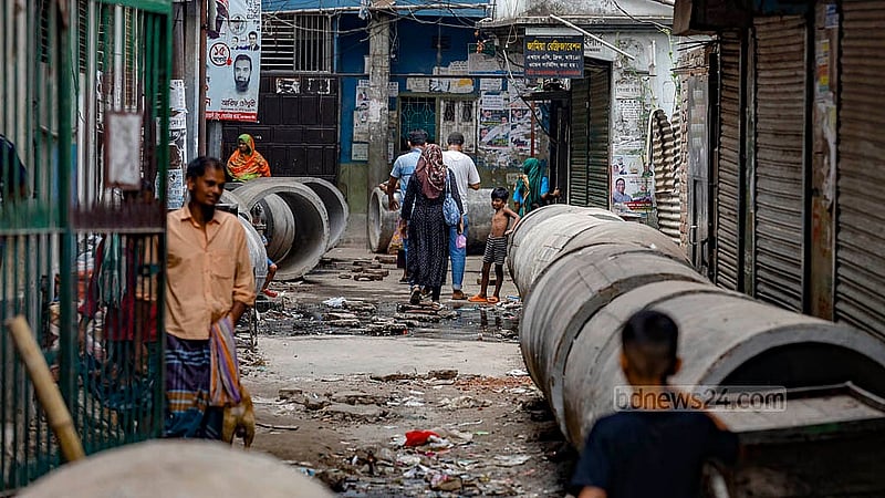 Besides the main road in Dhaka's Dayaganj Bazar, large concrete pipes for the sewerage line have been abandoned on nearby streets. Photo: Mahmud Zaman Ovi