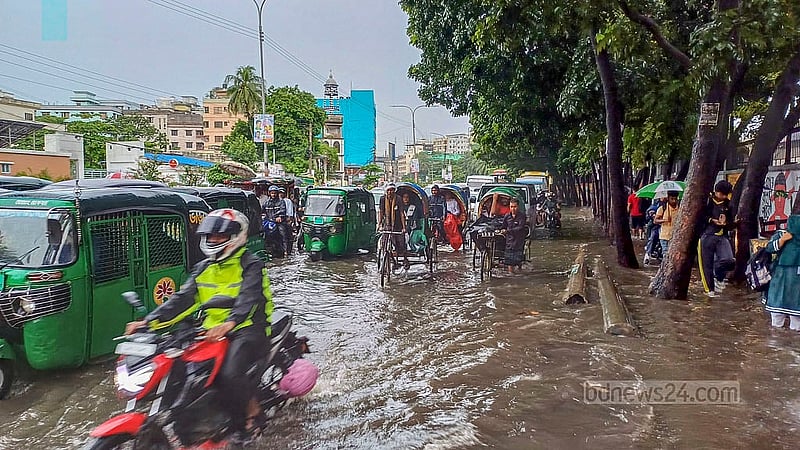 Vehicles struggle to navigate the waterlogged roads in Mirpur-13 after the heavy rain on Tuesday morning, Sept 3, 2024. Photo: Obaidur Masum
