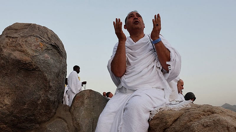 A Muslim pilgrim prays at Jabal al-Rahmah, also known as Mount Arafat, during the annual hajj pilgrimage, outside the holy city of Mecca, Saudi Arabia, June 5, 2025. Photo: Reuters