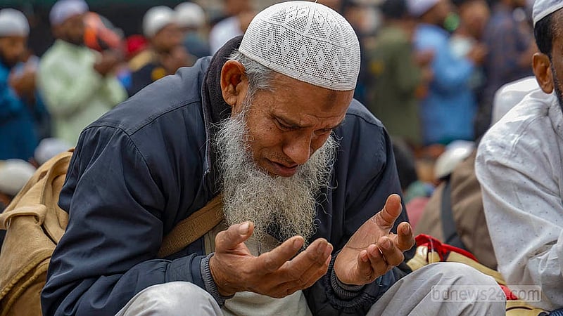 An elderly devotee cries during the Akheri Munajat of the first phase of the Biswa Ijtema on the bank of Turag River on Sunday, Feb 2, 2025. Photo: Mahmud Zaman Ovi