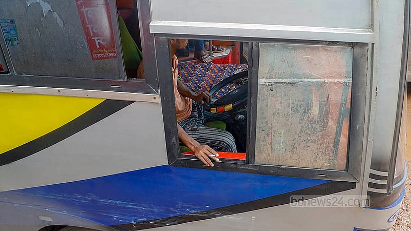 Along with urban transport, long-distance bus drivers are also often seen smoking while driving. They continue due to the lack of strict law enforcement. Photo: Mahmud Zaman Ovi