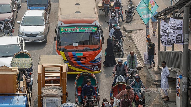 One of the main reasons for heavy traffic congestion on the roads leading to Merul Badda, Modhyo Badda, and North Badda via Rampura Bridge in Dhaka is disorderly traffic management. Buses frequently stop at random points on the road for a long time to pick up passengers, while also blocking other buses to try to attract more commuters. Photo: Mahmud Zaman Ovi