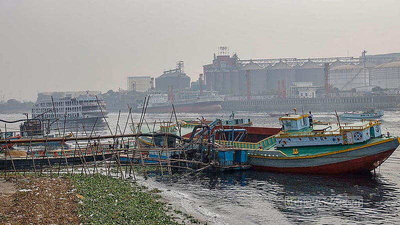 Residents of the Munshikhola area of Shyampur, Dhaka, say sand traders use dredgers to transfer sand from bulkhead vessels to the riverbank. The sand is transported from other rivers by boats or in bulkheads. Photo: Mahmud Zaman Ovi