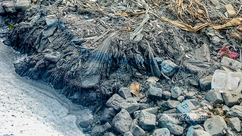 Sand and bricks along the banks of the Buriganga have been stained by chemically polluted water discharged from factories in and around the BSCIC area of Shyampur. Photo: Abdullah Al Momin
