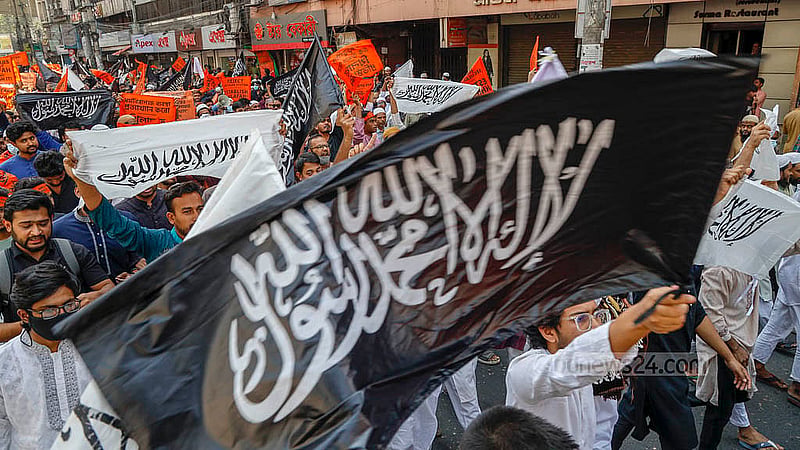 A banner with the Kalima inscribed is seen in the Hizb ut-Tahrir procession that left the North Gate of Baitul Mukarram after Friday prayers. Photo: Mahmud Zaman Ovi