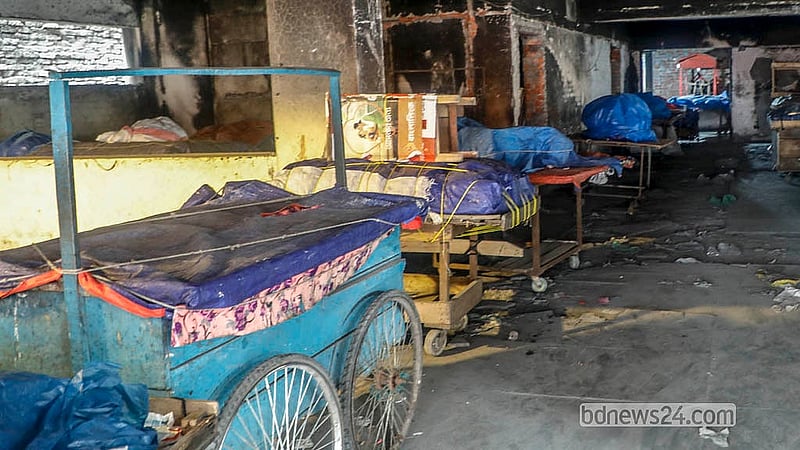 Hawkers’ mobile shops and goods are stored inside the central office of the banned Awami League, where vendors pay Tk 60 each night in rent. Photo: Abdullah Al Momin