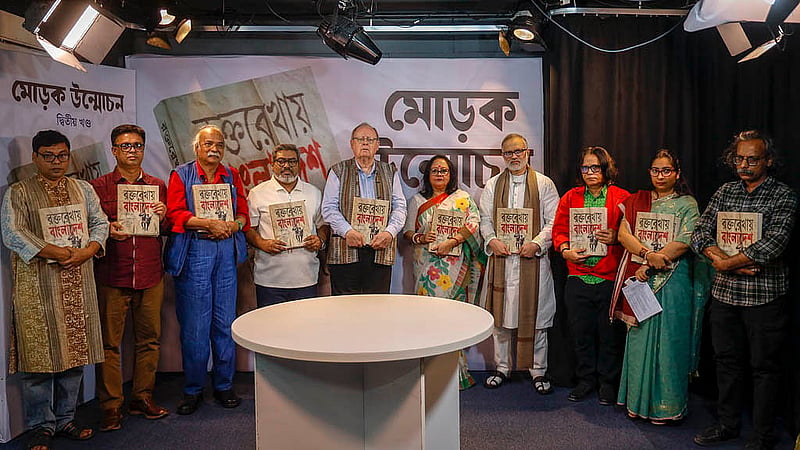 At the unveiling ceremony of “Bangladesh, Penned in Blood Volume 2”, published by bdnews24.com, from left: editorial board member Sirajul Islam Abed, Salek Khokon, freedom fighter Shafiqul Islam Swapan, martyred intellectual’s son Topu Raihan, “Friend of the Liberation War” Julian Francis, freedom fighter Linu Haque, bdnews24.com Editor-in-Chief Toufique Imrose Khalidi, editorial board member Rajib Nur, programme host Kazi Sarah Sadeea Swarna, and Chief News Editor Jahidul Kabir.