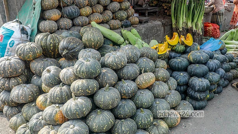 Although Shyambazar is mainly a wholesale market, pumpkins are also sold at retail prices. Cut pumpkin pieces are displayed to attract buyers. At retail, they sell at Tk 25 to Tk 30 per kg. Photo: Abdullah al Momin