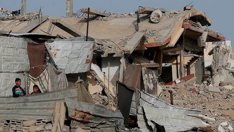 Palestinian children stand near the site of an Israeli strike on a house, in Khan Younis in the southern Gaza Strip April 6, 2025. Photo: Reuters