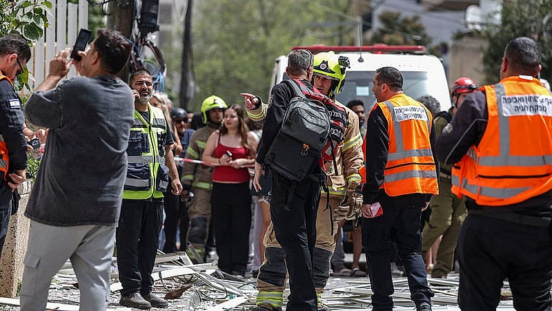Emergency personnel work at an impact site, following a barrage of missiles launched from Iran, amid the U.S.-Israeli conflict with Iran, in Ramat Gan, Israel, April 4, 2026. Photo: Reuters