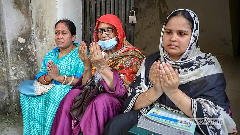 Mothers pray for their children sitting for the SSC exam at Motijheel Government Boys' High School on Tuesday, Apr 21, 2026.  Photo: Abdullah Al Momin