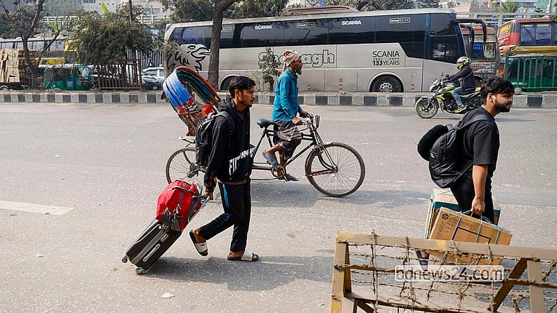 A group of rickshaw drivers block the road in Badda on Monday demanding permission for thin-tyre battery-operated rickshaws to run and the cessation of the sale of thick-tyre battery-powered rickshaws. Many commuters are compelled to start walking to their destinations because of the protest. Photo: Mahmud Zaman Ovi
