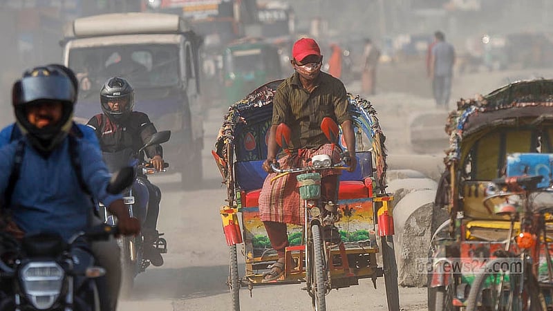 It is hard to move on the Dhaka-Sylhet Highway in Narayanganj's Rupganj without hiding one's face from the dust. Photo: Mahmud Zaman Ovi