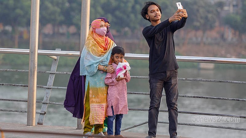 A young man frames a cherished Eid memory, his camera preserving the joy of time spent with loved ones in Hatirjheel on Wednesday, Apr 2, 2025. Photo: Mahmud Zaman Ovi