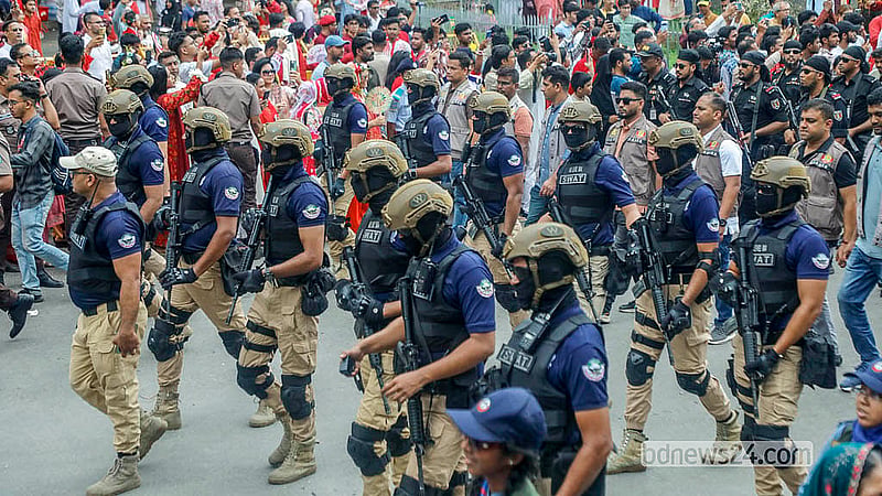 Law-enforcing agencies maintain tight security at the Faculty of Fine Arts on the morning of Pahela Baishakh. Photo: Abdullah Al Momin