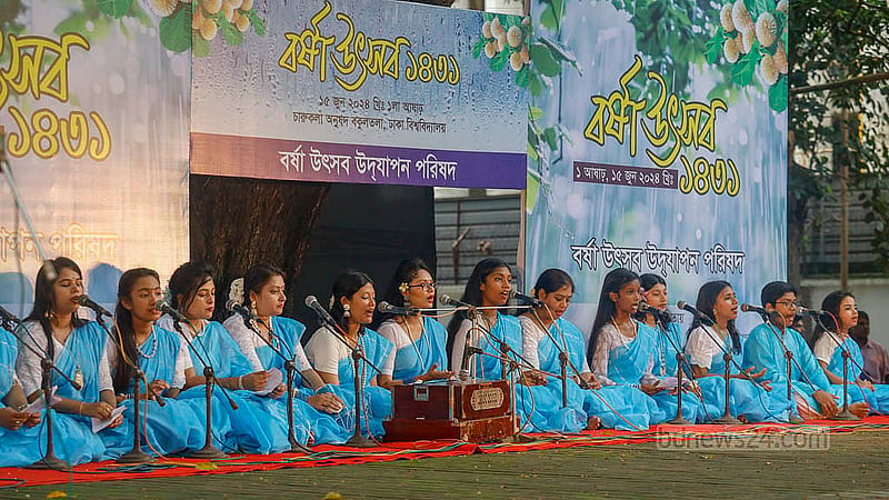 Singers and musicians ring in the monsoon season at Bakultola on the Dhaka University Faculty of Fine Arts premises on the first day of Asharh, Saturday, Jun 15, 2024. Photo: Mahmud Zaman Ovi