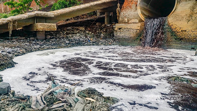 Chemicals from different factories mix with the Buriganga River in Dholeshwar Gudaraghat of Dhaka’s Shyampur.  Photo: Abdullah Al Momin