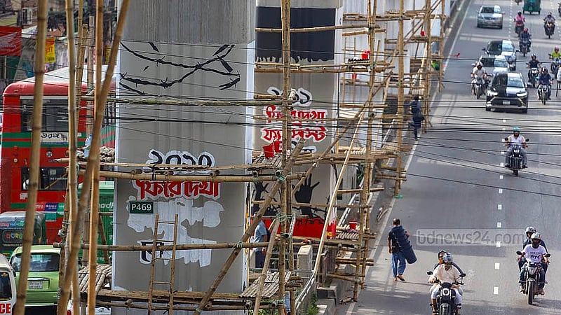 Graffiti depicting nearly 16 years of activities by the autocrat Awami League government is being painted on the metro rail pillars from Karwan Bazar to Farmgate on Saturday, Jul 5, 2025. The work will be completed ahead of the first anniversary of Sheikh Hasina’s departure during the mass uprising. Photo: Abdullah al Momin