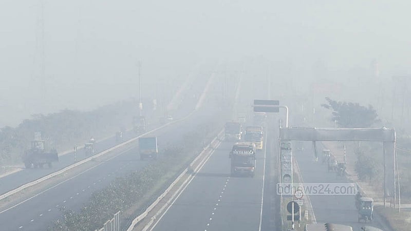The Dhaka–Mawa Expressway disappears into dense fog, where even a moment’s lapse in caution can lead to a serious accident. Photo: Abdullah Al Momin