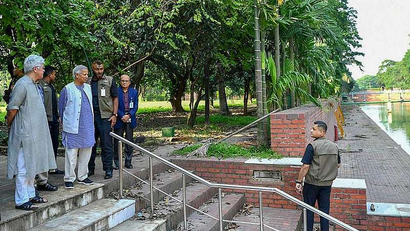 The Chief Advisor Muhammad Yunus inspects the lakeside area of Ganabhaban, accompanied by other advisors. Photo: PID