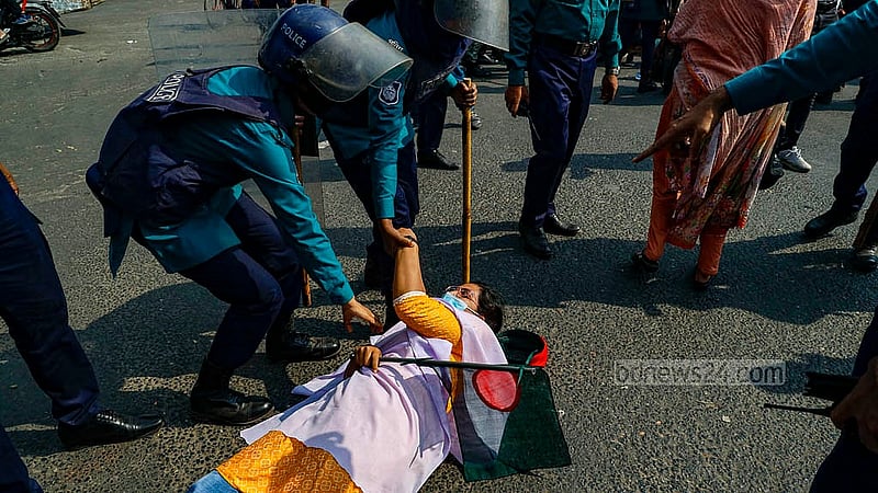Police try to disperse protesting job seekers demanding the reinstatement of cancelled appointment for primary school assistant teacher at Shahbagh Intersection on Thursday, Feb 13, 2025. Photo: Mahmud Zaman Ovi