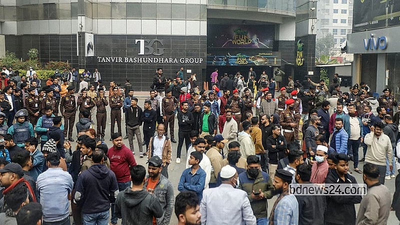 Mobile handset traders stage sit-in outside Bashundhara City Shopping Complex on Sunday morning, Jan 04, 2026, demanding cancellation of NEIR. Photo: Abdullah al Momin