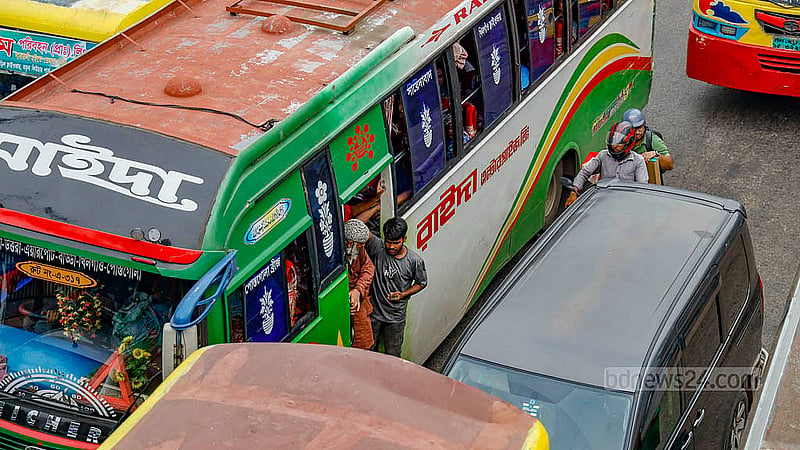 A bus driver drops passengers in the middle of the street in Dhaka’s Notun Bazar so that the other buses behind him cannot overtake him. Photo: Mahmud Zaman Ovi