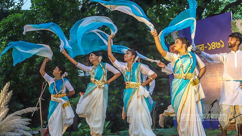 Dancers in the Satyen Sen Artist Group stage a performance at the Autumn Festival event at Bakultala in the Faculty of Fine Arts at Dhaka University on Friday, Oct 4, 2024. Photo: Abdullah al Momin