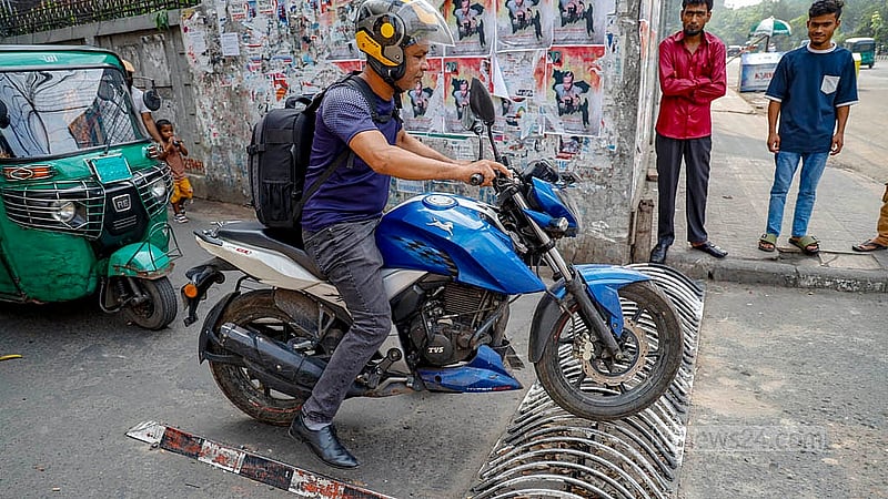 Motorcyclists are having a hard time getting over a trapper installed to prevent rickshaws from entering the main road in Kakrail, Dhaka. The trapper is made of iron, and is a bit high and slippery, motorcyclists find it difficult to cross. Photo taken on Sunday, Apr 6, 2025. Photo: Mahmud Zaman Ovi