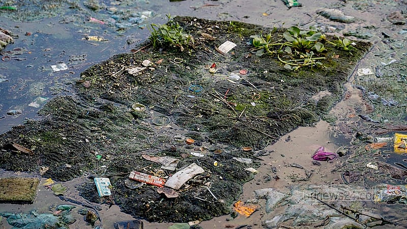 Garbage piled up in the Hatirjheel water at Kunipara in Tejgaon is rotting, filling the air with a foul stench. Photo: Mahmud Zaman Ovi