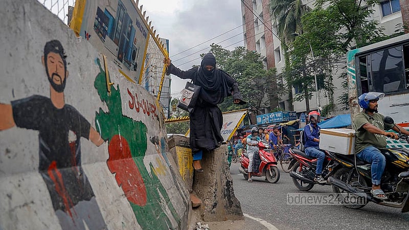 A woman in Dhaka’s Mohakhali risks her safety by crossing the road through a gap in the iron fencing atop the divider. Photo: Mahmud Zaman Ovi