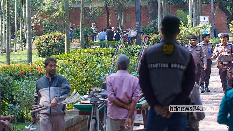 Preparations are under way at Dhaka University’s Kazi Nazrul Islam mausoleum complex for the burial of Sharif Osman Hadi, convenor of Inqilab Moncho, Dec 20, 2025. Photo: Abdullah Al Momin