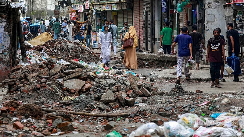 Piles of earth and bricks are scattered across Nazimuddin Road due to the sewage line installation. There is no room for vehicles to pass, making it difficult for pedestrians as well.Photo:Mahmud Zaman Ovi