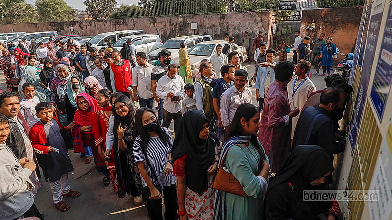 Crowds at Lalbagh Fort were much higher this Friday, Dec 12, 2025, than on typical weekly holidays. From midday, queues at the ticket counter were visibly long. Photo: Mahmud Zaman Ovi