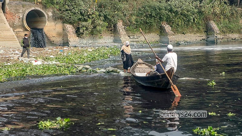 Industrial waste is being released directly into the Buriganga at Dhaleshwar Godaraghat in Shyampur, spreading a strong stench in the surrounding area. Photo: Abdullah Al Momin