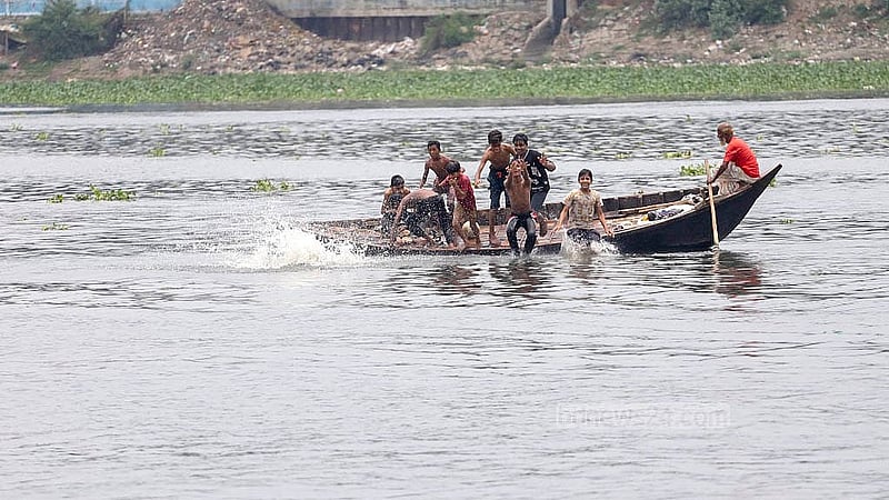 Children and teenagers dive into the Buriganga River, seeking some relief from the sweltering early autumn heat. Photo: Abdullah al Momin