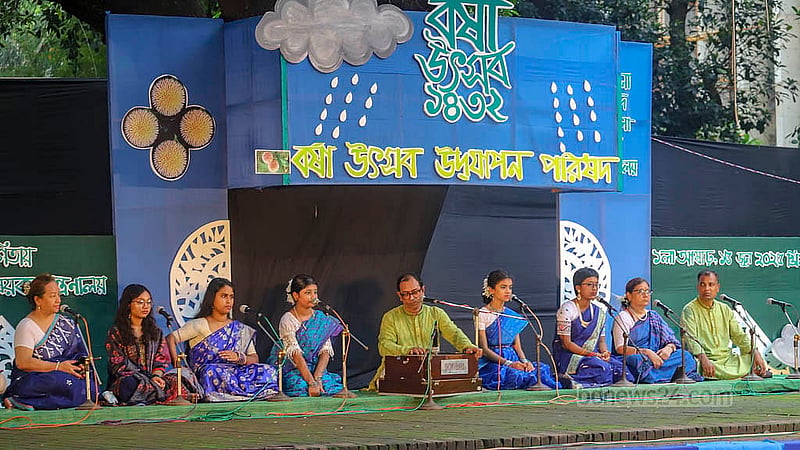 আষাঢ়ের প্রথম দিন রোববারর ঢাকা বিশ্ববিদ্যালয়ের চারুকলা অনুষদের বকুলতলায় বর্ষা উৎসবে গান গাইছেন শিল্পীরা