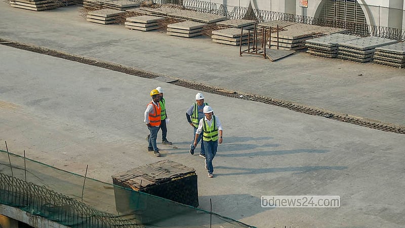 Foreign engineers are supervising the construction of the Dhaka Elevated Expressway at Moghbazar. Photo: Abdullah Al Momin