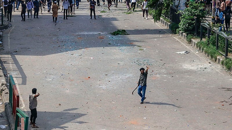 An activist of Bangladesh Chhatra League carries a billhook during clashes with anti-quota protesters in the Science Laboratory area of Dhaka on Tuesday, Jul 16, 2024. Photo: Mahmud Zaman Ovi