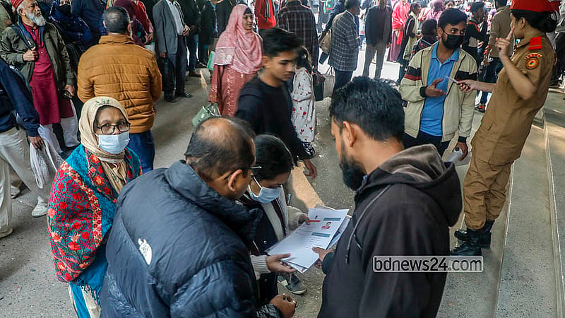 A student seeks assistance from volunteers after failing to locate an assigned seat during the Dhaka University Faculty of Science admission test for the 2025–26 academic year on Saturday, Dec 27, 2025. Photo: Abdullah Al Momin