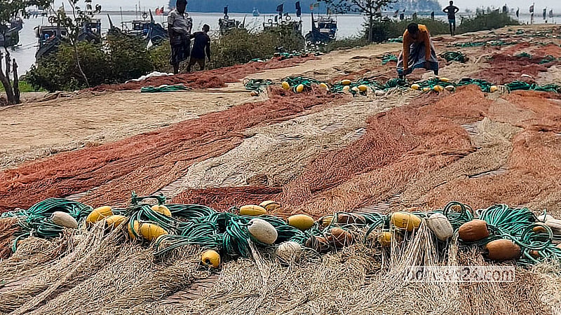 Fishermen dry their nets on Shah Porir Dwip in Cox’s Bazar’s Teknaf after returning to shore as a ban on sea fishing takes effect. Photo: Jashim Mahmud