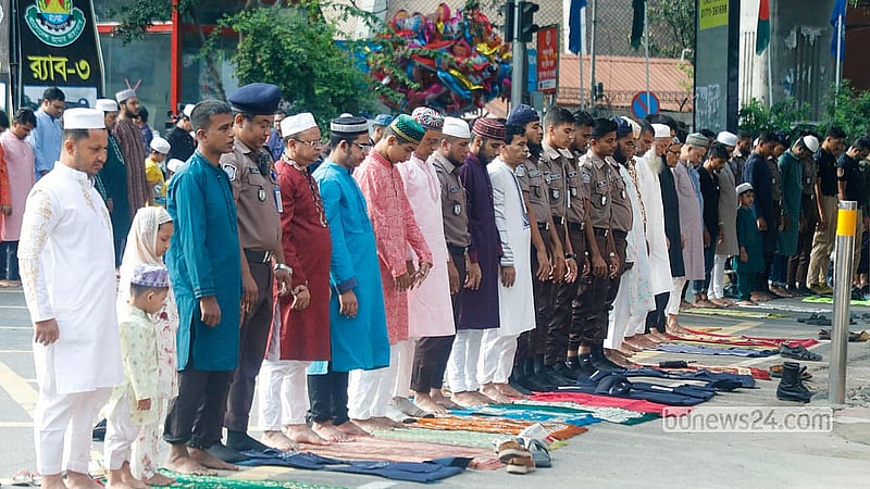 Many people unable to find space on the National Eidgah grounds and eventually prayed on the streets nearby. Photo: Abdullah Al Momin
