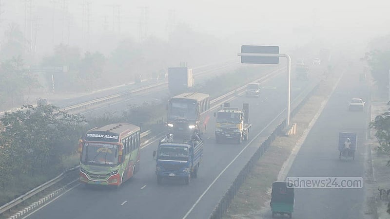 Dense fog severely limits visibility on the Dhaka–Mawa Expressway, forcing vehicles to rely on their headlights. Photo: Abdullah Al Momin