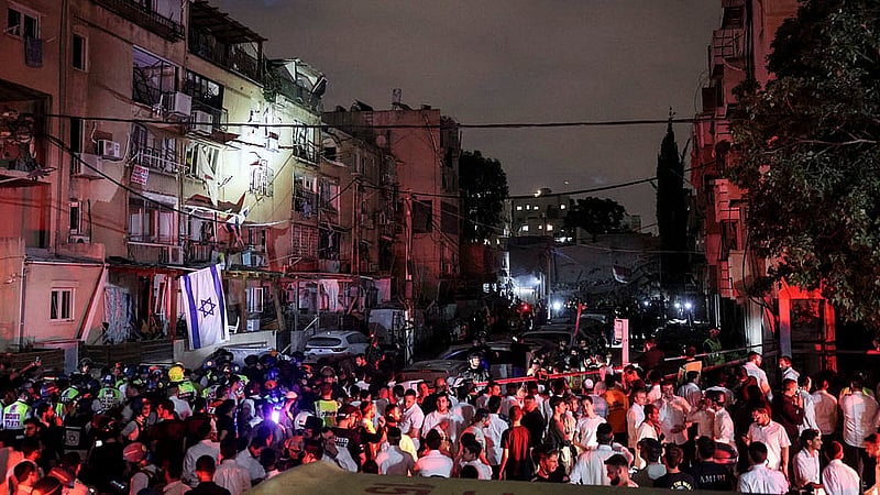 Local people, rescue personel and security work at an impact site following missile attack from Iran on Israel, central Israel June 16, 2025. Photo: Reuters